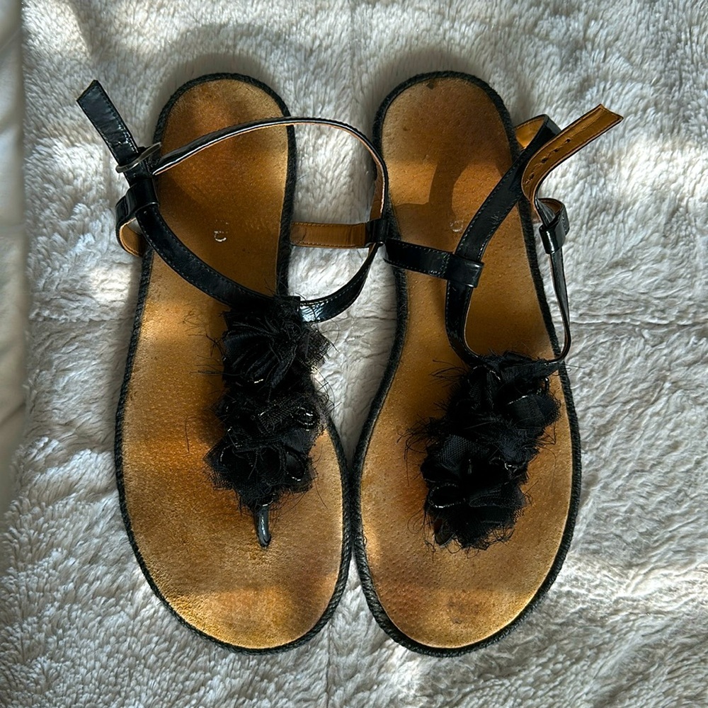 Michelle D black flower thong sandals, size 9